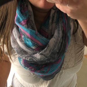 Infinity loop tissue scarf - paisley motif NWOT💕